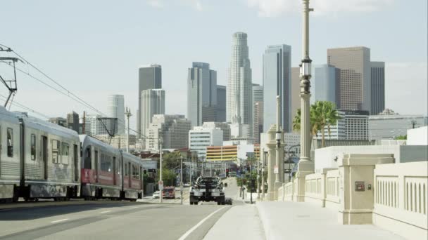 Stad straat richting wolkenkrabbers in Los Angeles. — Stockvideo