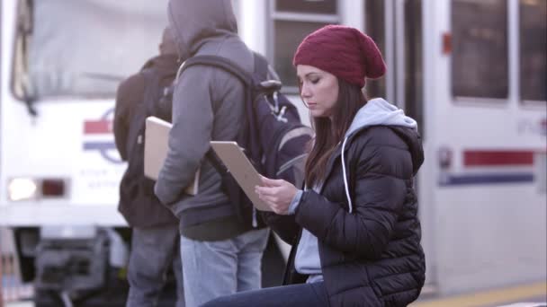 Tablet transit tren kullanan kadın bir durdurmak için çeker. — Stok video