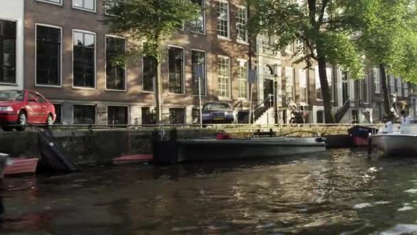 Відстеження пострілу по вулиці в Амстердамі, Нідерланди — стокове відео