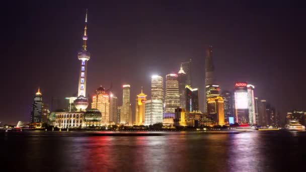 El lapso de tiempo de los barcos flotando con torres en la parte posterior en Shanghai China, por la noche . — Vídeos de Stock