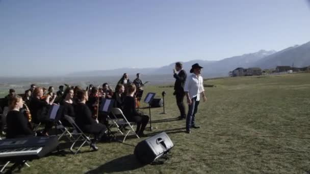 Orchester spielt im Freien — Stockvideo