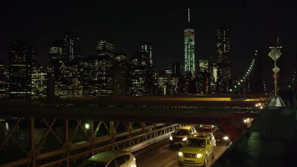 Ağır çekim Brooklyn Köprüsü'nde trafik atış statik. — Stok video