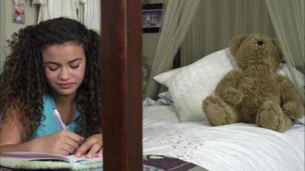 Chica escribiendo en su diario . — Vídeos de Stock