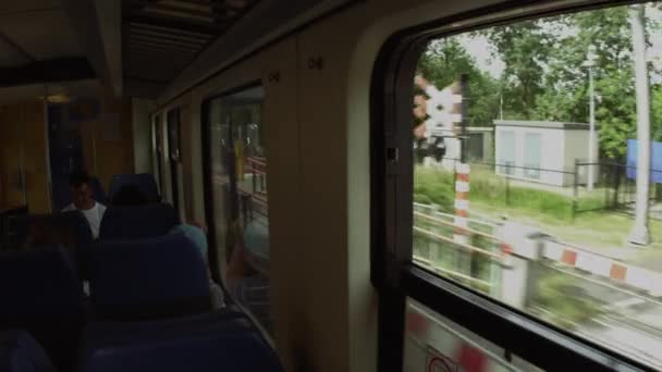 Pociąg wnętrze, jak dochodzi do zatrzymania w zajezdni — Wideo stockowe