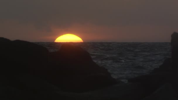 Sole che tramonta sull'oceano . — Video Stock