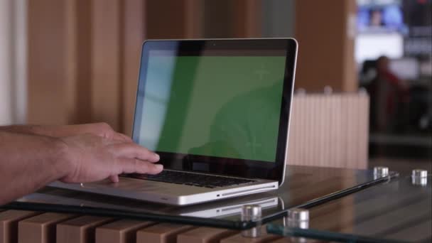 Persona desplazándose teclado táctil en el ordenador portátil — Vídeo de stock