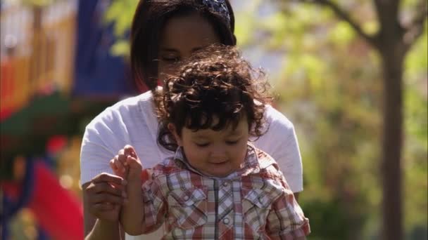 India madre e hijo — Vídeo de stock