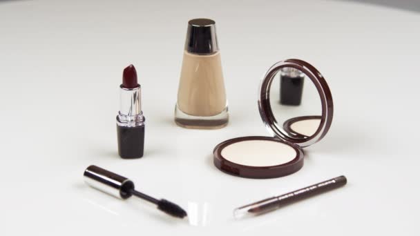 Geassorteerde make-up producten. — Stockvideo