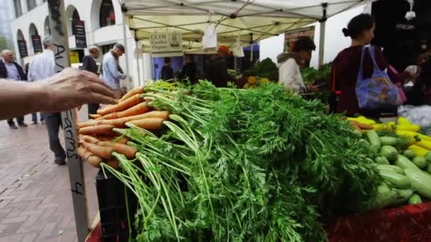 Produtos frescos no mercado em São Francisco — Vídeo de Stock