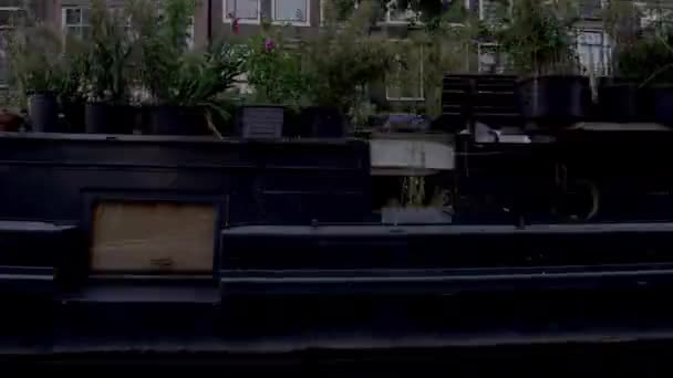 Versneld beeldmateriaal van mooie woonboten op het kanaal in Amsterdam, Nederland — Stockvideo