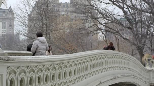 Slow motion opwaartse pan vanaf de brug van de boog in New York. — Stockvideo