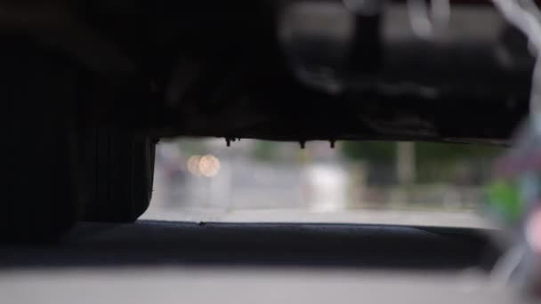 Klassisk bil köra iväg med bara gift med tecken och burkar — Stockvideo