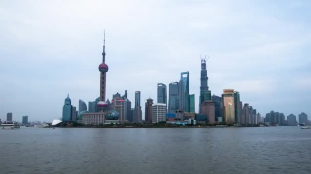 Проміжок часу човнів пропливають повз з вежі в спину в Шанхаї, Китай, на заході сонця. — стокове відео