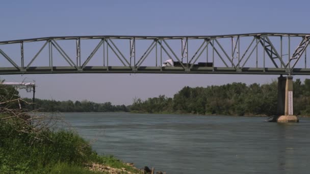 Panorering syn på bron över floden Missouri. — Stockvideo