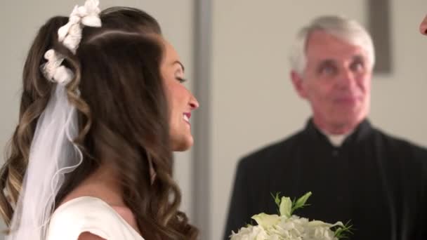 Mariée et marié face à face 