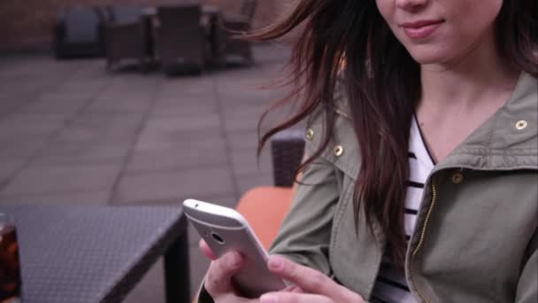 Dames smartphone om te worden geconfronteerd als ze haar foto neemt. — Stockvideo