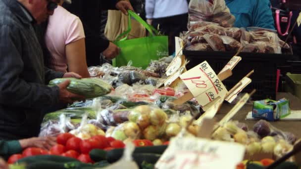 Frische produkte auf dem markt in san francisco — Stockvideo