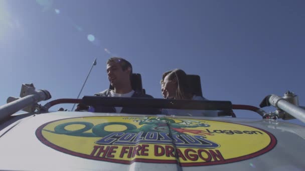 Front seat of rollercoaster. Couple is screaming. — Stock Video