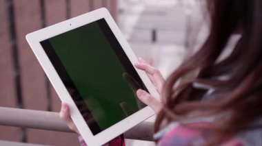 Yakın çekim tablet tutan kadın omuz görünümü üzerinde  