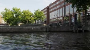 Kanal boyunca Amsterdam şehir merkezinin izleme çekimi