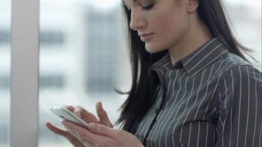 Akıllı telefon kullanan kadın.