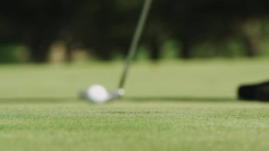 adam bir put golf sahasında eksik