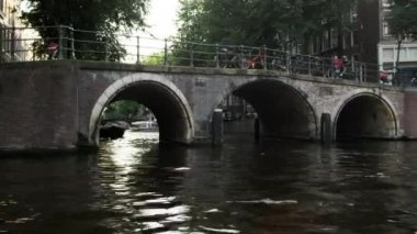 Amsterdam, Hollanda'da bir köprünün takibi