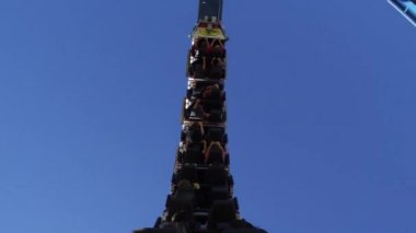 bir grup insan bir roller coaster binmek