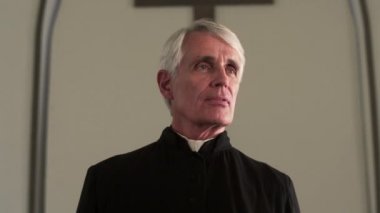 Bir kilise önünde konuşan vaiz.