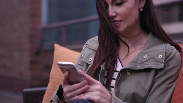 Femme faisant appel sur smartphone . — Video