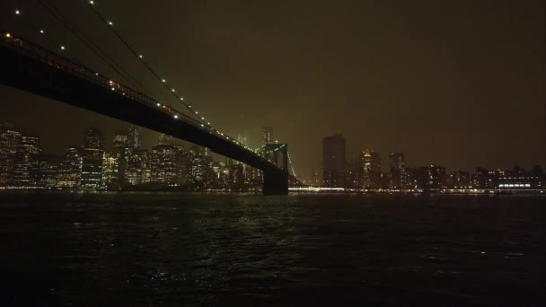East River en de Brooklyn Bridge. — Stockvideo