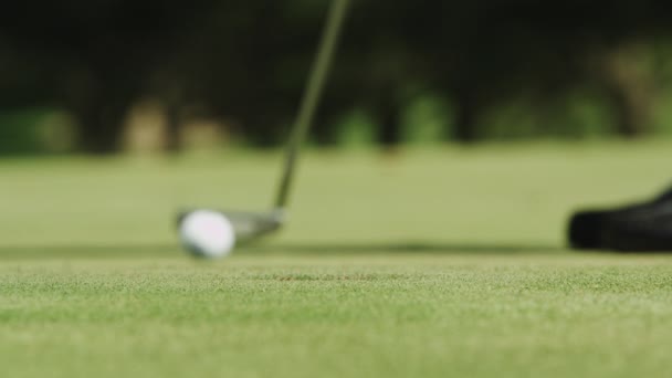 Tipo haciendo un puesto en el campo de golf — Vídeos de Stock