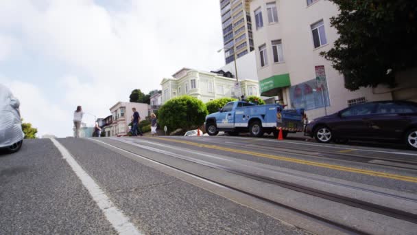 Touristen machen ein Foto in San Francisco — Stockvideo