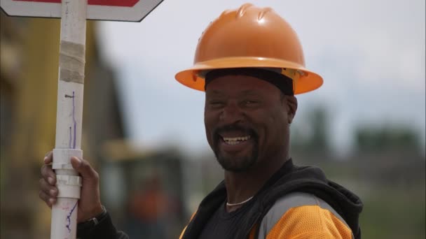 Primer plano de un trabajador negro de la construcción de carreteras . — Vídeo de stock