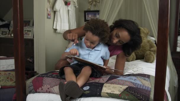 Movimento lento da mãe lendo livro para o menino . — Vídeo de Stock