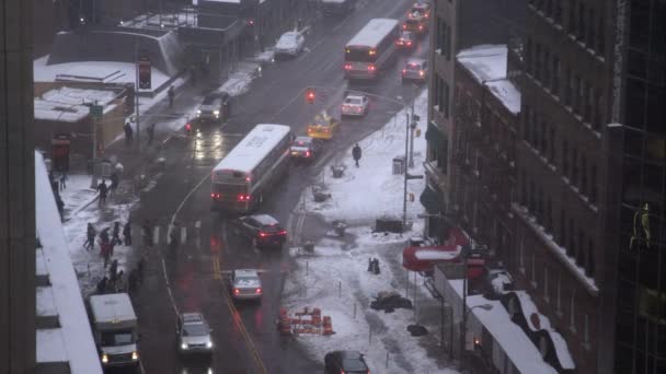 Trafik även om det snöar på Manhattan — Stockvideo