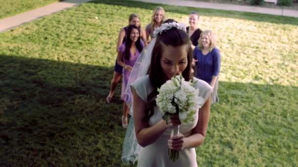 Braut wirft Blumenstrauß. — Stockvideo