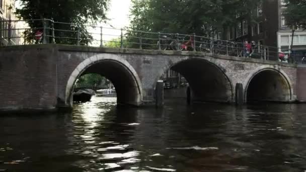 Tracking shot of a bridge in Amsterdam, Países Bajos — Vídeos de Stock