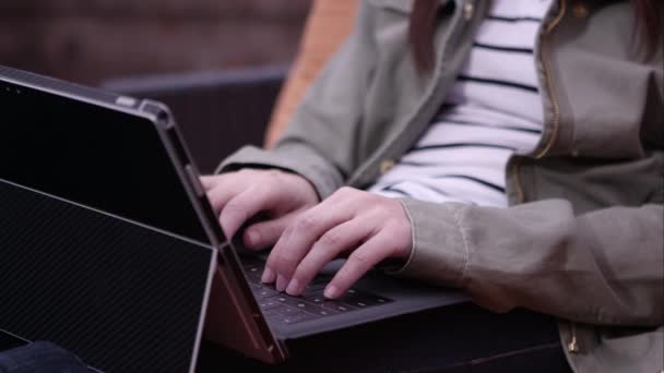 Uitzicht vanaf dames handen aan het gezicht tijdens het typen op laptop. — Stockvideo