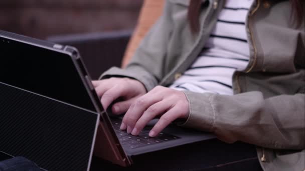 Vista da donne mani a faccia durante la digitazione sul computer portatile . — Video Stock