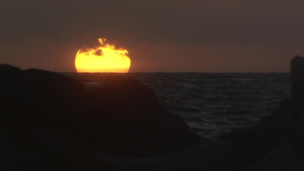 Puesta de sol sobre el océano . — Vídeos de Stock