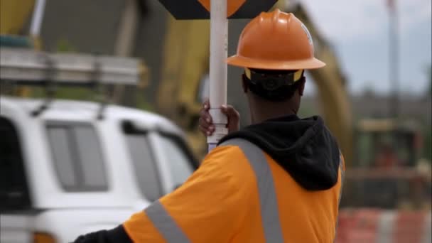 Man met een stopbord. — Stockvideo