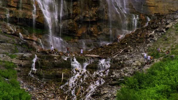 Άνθρωποι αναρρίχηση στο νυφικό πέπλο Falls — Αρχείο Βίντεο