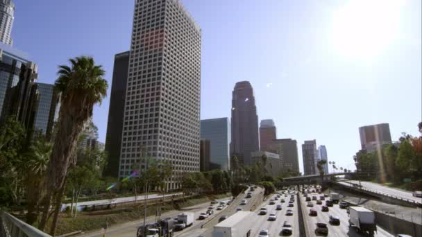 Gökdelenler ve Los Angeles'ta Köprüsü'nden trafik. — Stok video