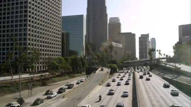 Verkeer op de snelweg vanuit bridge in Los Angeles. — Stockvideo