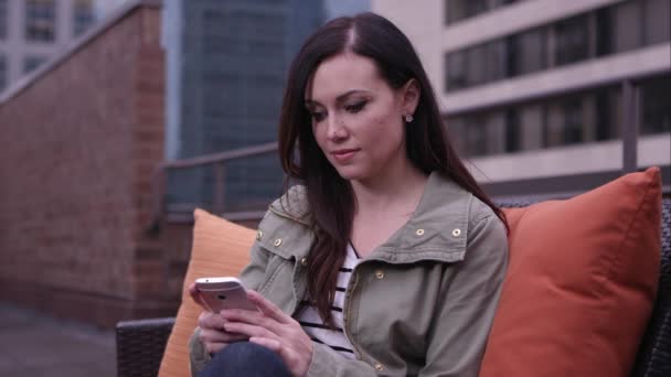Nő a tetőtéri használ smartphone — Stock videók
