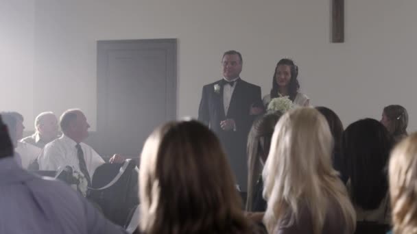 Nevěsta je vyveden uličkou — Stock video