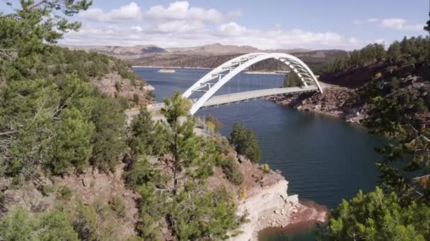 Cart Creek Bridge på Flaming Gorge i Utah. — Stockvideo