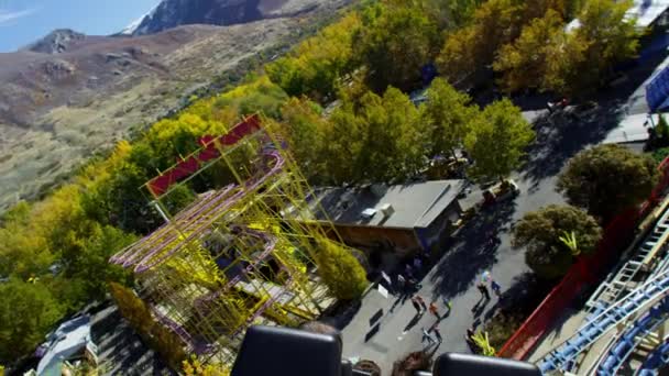 Bir roller coaster üzerinde ilk kişi görünümü — Stok video