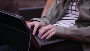 Kadının el üstünde laptop değmek yastık kullanarak görünümü.